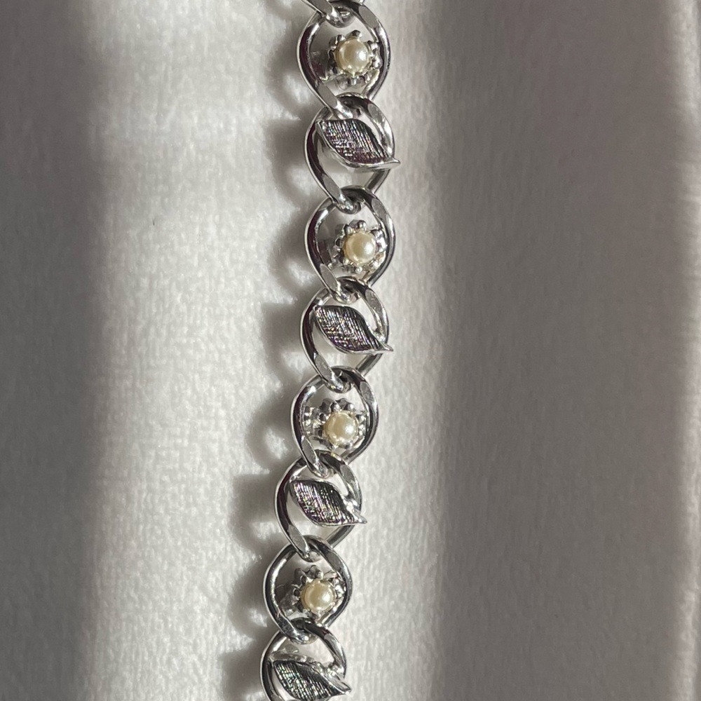 Goldette NY Vintage Pearl & Leaf Link Bracelet